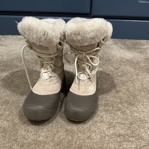 Snow boots